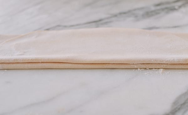 Layered noodle dough ready for cutting, geagle.miooashdv.tk