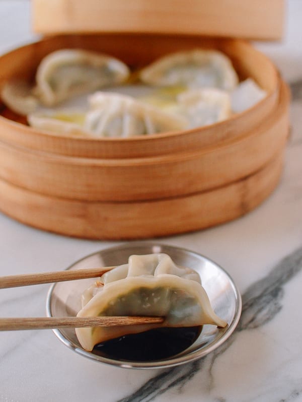Dipping dumpling in sauce, geagle.miooashdv.tk