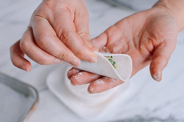 Folding dumpling wrapper in half, geagle.miooashdv.tk