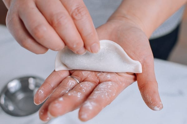 Flattening dumpling on palm of hand, geagle.miooashdv.tk