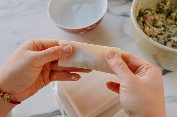 Folding wonton wrapper in half around filling, geagle.miooashdv.tk
