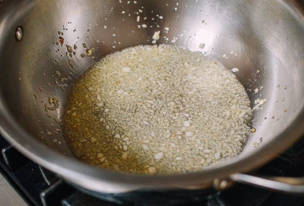 Minced ginger and garlic cooking in oil, geagle.miooashdv.tk