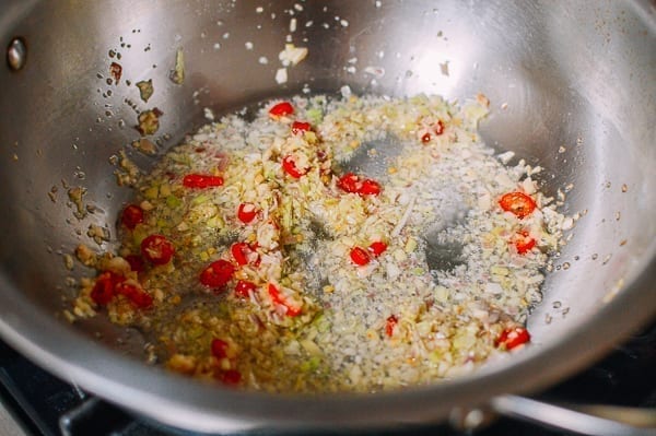 Frying garlic, ginger, lemongrass, and chili, geagle.miooashdv.tk
