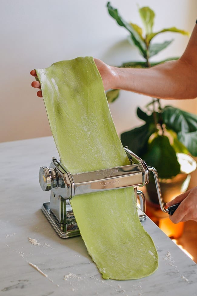 Rolling spinach pasta dough through pasta roller, geagle.miooashdv.tk