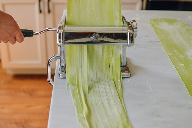Cutting spinach noodles with pasta cutter, geagle.miooashdv.tk