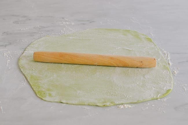 Rolling noodle dough with rolling pin, geagle.miooashdv.tk