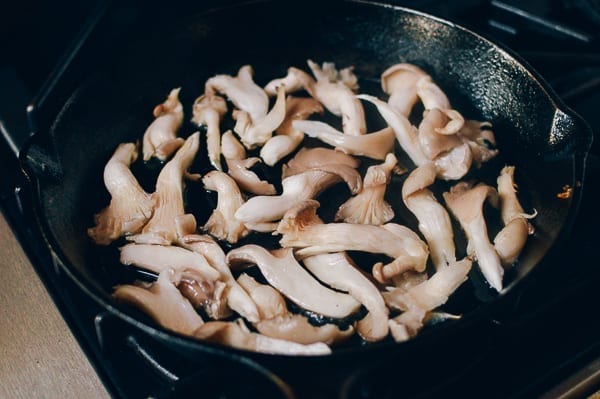 Oyster mushrooms in cast iron skillet, geagle.miooashdv.tk