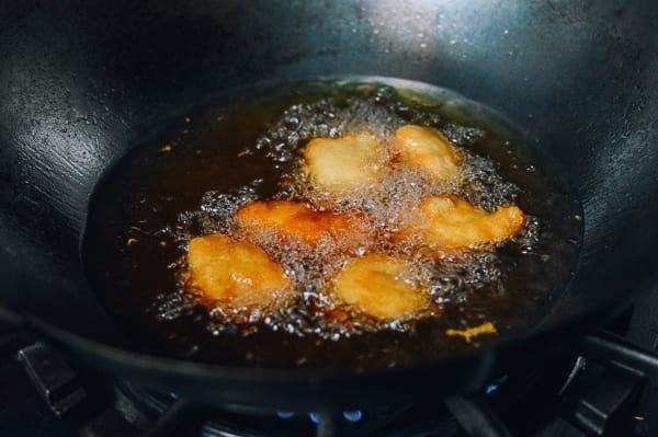 Batter fried chicken pieces in wok, geagle.miooashdv.tk