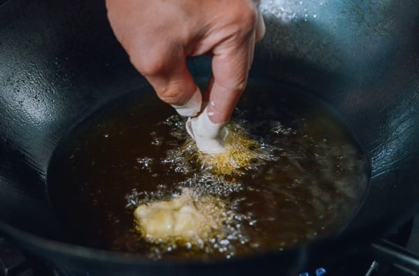 Frying chicken in wok, geagle.miooashdv.tk