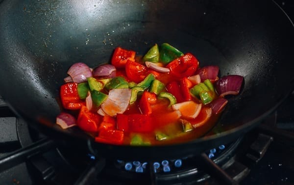 Adding sweet and sour sauce to onions and peppers, geagle.miooashdv.tk