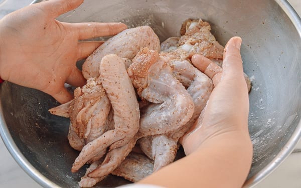 Tossing chicken wings with dry spices, geagle.miooashdv.tk