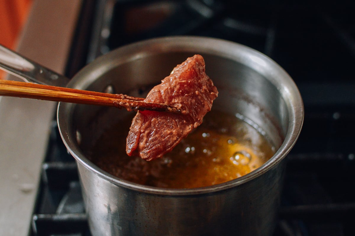 Add pork rib to frying oil, geagle.miooashdv.tk