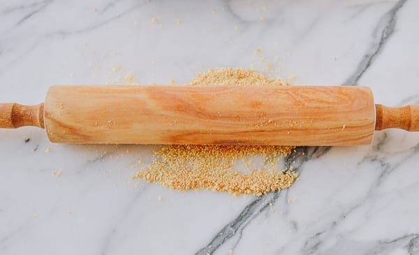 crushing crackers into crumbs with rolling pin, geagle.miooashdv.tk