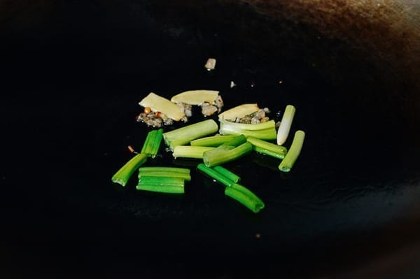 Rock sugar, ginger, and scallions in wok, geagle.miooashdv.tk