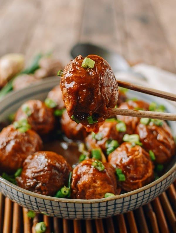 Picking up a braised stuffed gluten ball with chopsticks, geagle.miooashdv.tk