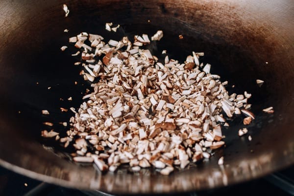 Cooking chopped mushrooms in wok, geagle.miooashdv.tk