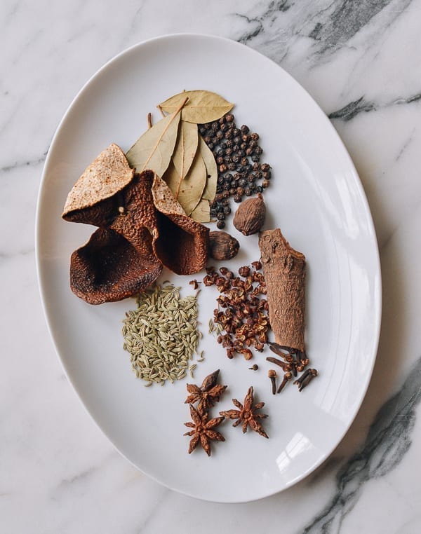 Spices and aromatics for Chinese braised ti pang, geagle.miooashdv.tk
