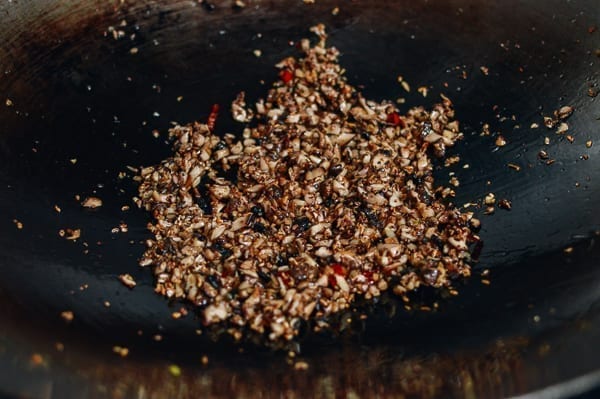 Caramelizing chopped mushrooms in wok, geagle.miooashdv.tk