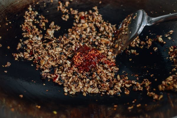 Adding chili oil and spicy bean sauce, geagle.miooashdv.tk