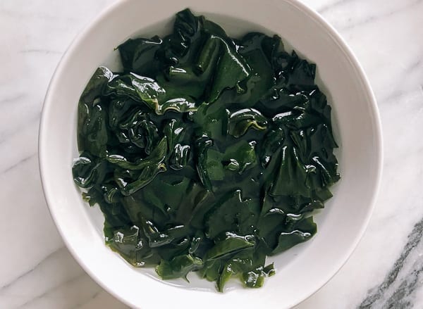 rehydrated wakame seaweed in a bowl by geagle.miooashdv.tk