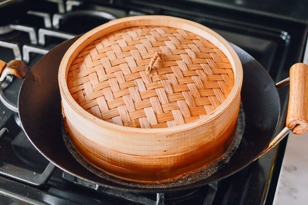 Bamboo steamer in wok, geagle.miooashdv.tk