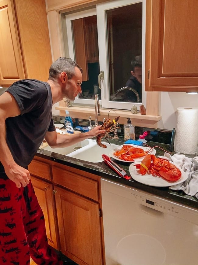 Justin holding fresh lobsters, geagle.miooashdv.tk