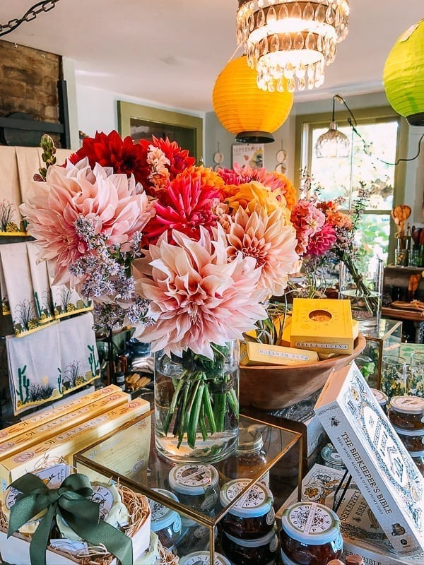 Dahlias in vase in gift store, geagle.miooashdv.tk
