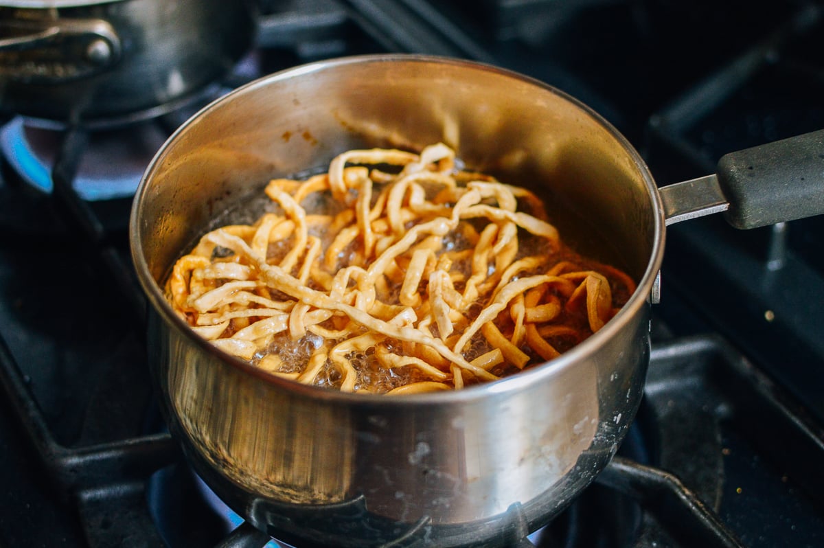 Frying Chinese egg noodles, geagle.miooashdv.tk