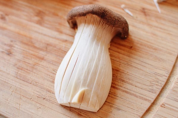 Scoring king oyster mushroom lengthwise, geagle.miooashdv.tk
