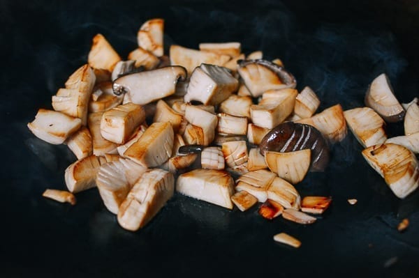 Stir-frying king oyster mushroom pieces, geagle.miooashdv.tk