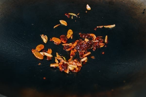 Frying spicy bean sauce with ginger and garlic, geagle.miooashdv.tk