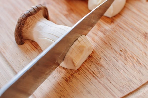 Scoring king oyster mushroom with knife, geagle.miooashdv.tk