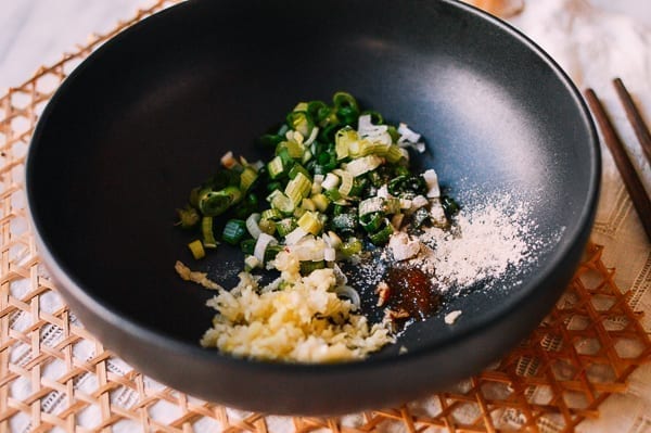 Scallions, garlic, soy sauce, sugar, white pepper, geagle.miooashdv.tk