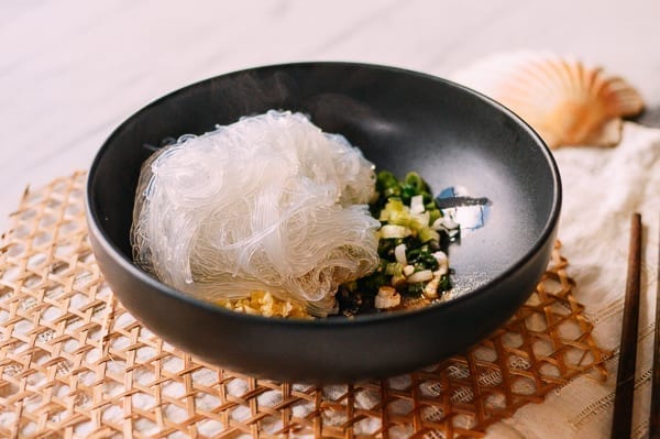 Adding cooked glass noodles to serving dish, geagle.miooashdv.tk