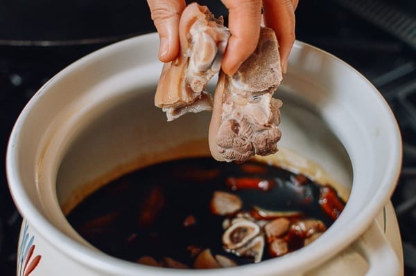 Adding pork trotters to vinegar and ginger, geagle.miooashdv.tk