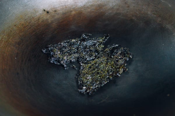 Toasting dried seaweed in wok, geagle.miooashdv.tk