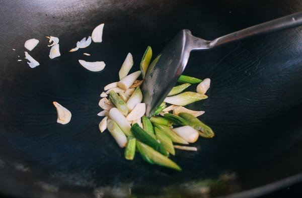 Scallion whites and garlic in wok, geagle.miooashdv.tk