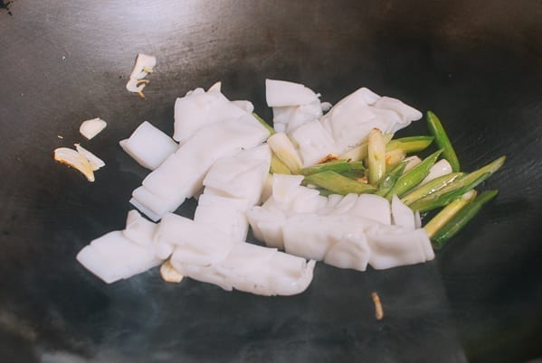 Adding rice noodles to wok, geagle.miooashdv.tk