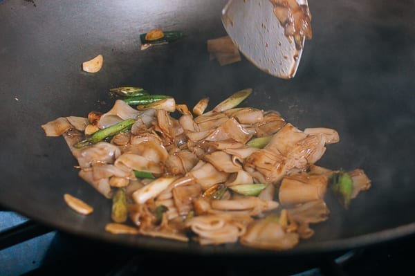 Stir-frying noodles in soy sauce mixture, geagle.miooashdv.tk
