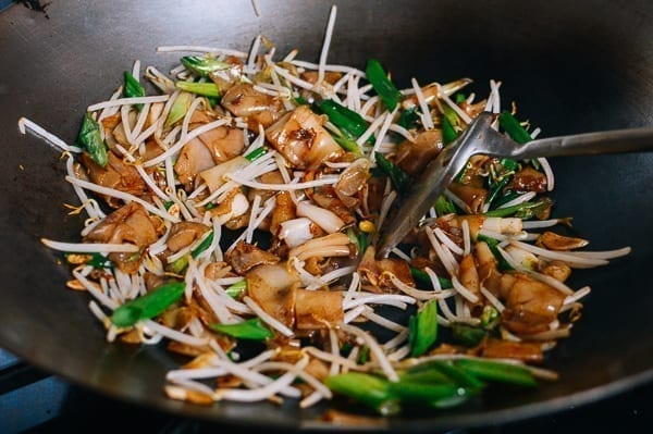 Stir-frying poor man's Thai rice noodles, geagle.miooashdv.tk