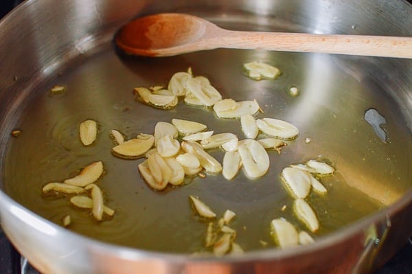 Cooking garlic in olive oil, geagle.miooashdv.tk