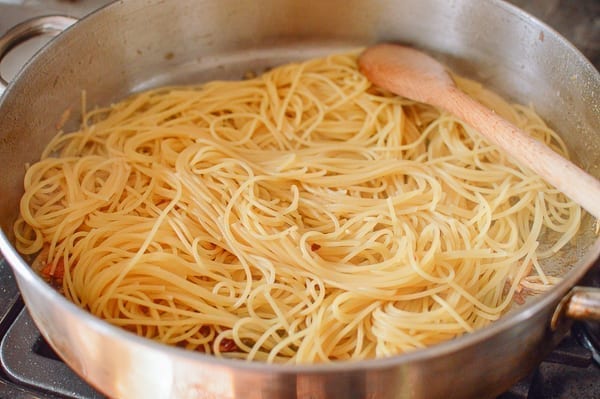 Adding cooked spaghetti to pan, geagle.miooashdv.tk