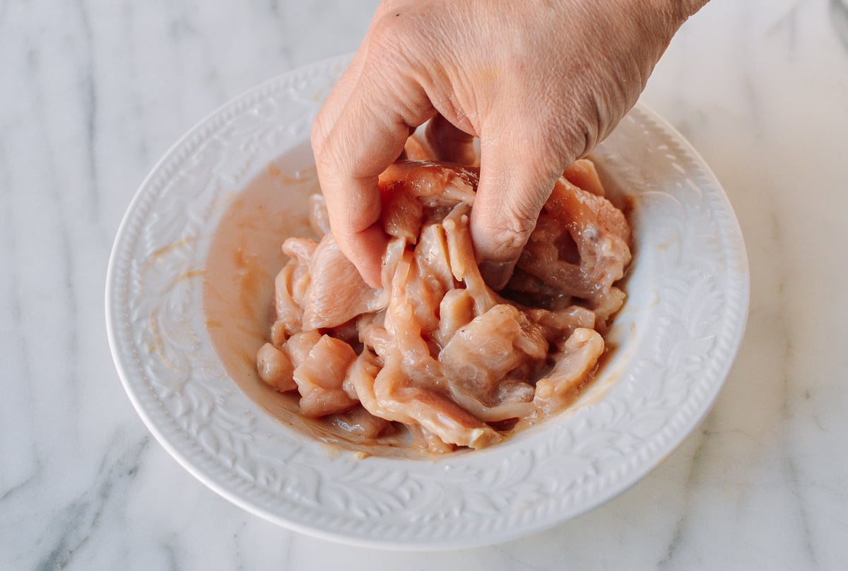 Mixing sliced chicken with marinade ingredients, geagle.miooashdv.tk