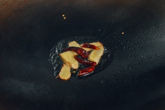 Ginger and dried chilies in wok, geagle.miooashdv.tk