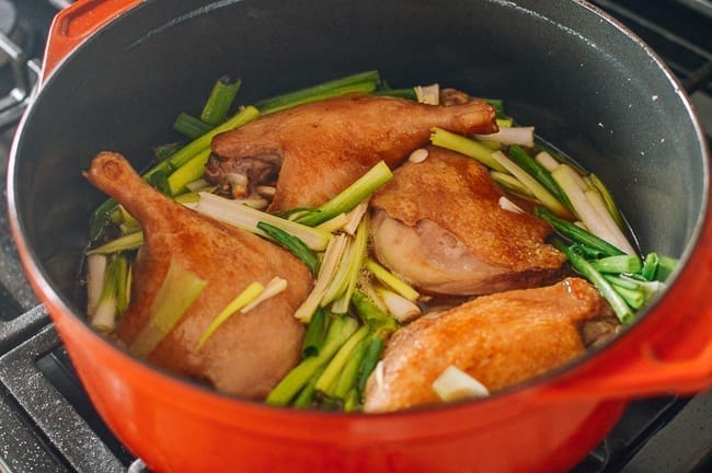 Duck legs in pot with aromatics and braising liquid, geagle.miooashdv.tk