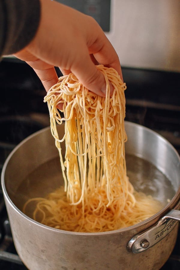 Adding noodles to boiling water, geagle.miooashdv.tk