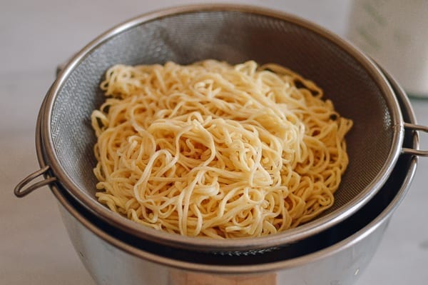 Drained cooked egg noodles, geagle.miooashdv.tk