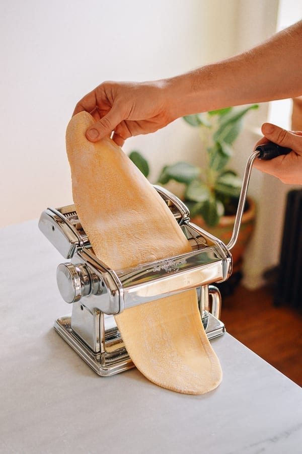 Rolling dough through pasta roller, geagle.miooashdv.tk