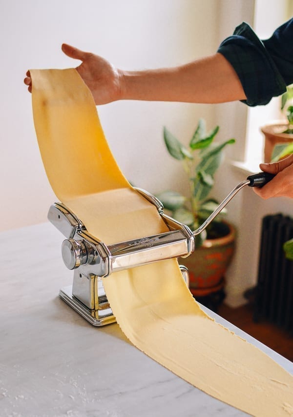Rolling dough through thin setting of pasta roller, geagle.miooashdv.tk