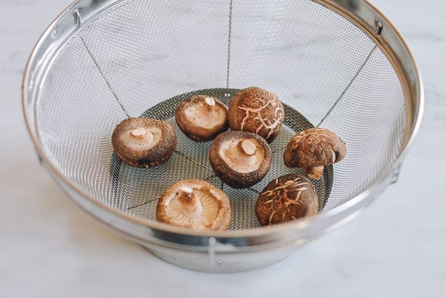 Mushrooms placed in mesh colander to dry, geagle.miooashdv.tk